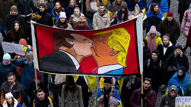 Noch wehen die Flaggen der EU und der Ukraine über Prag - doch für wie lange?