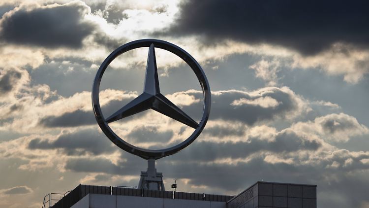 Mercedes-Benz streicht Stellen und verlagert Produktion