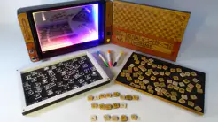 Mit Scrabble-Steinen Gefühle ausdrücken: Maker baut Therapie-Kasten