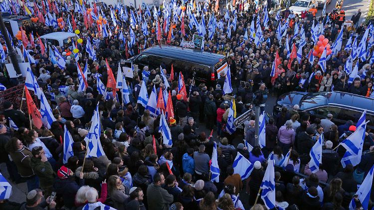 Schiri Bibas und Söhne in Israel nach Trauerzug beigesetzt
