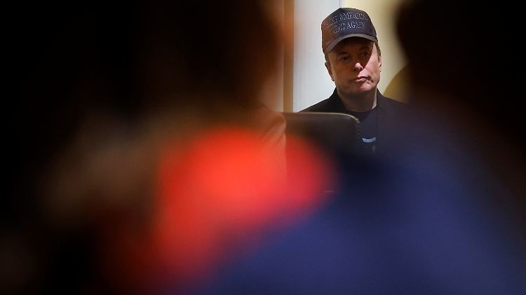 Musk lacht über versehentliche Streichung von Ebola-Prävention