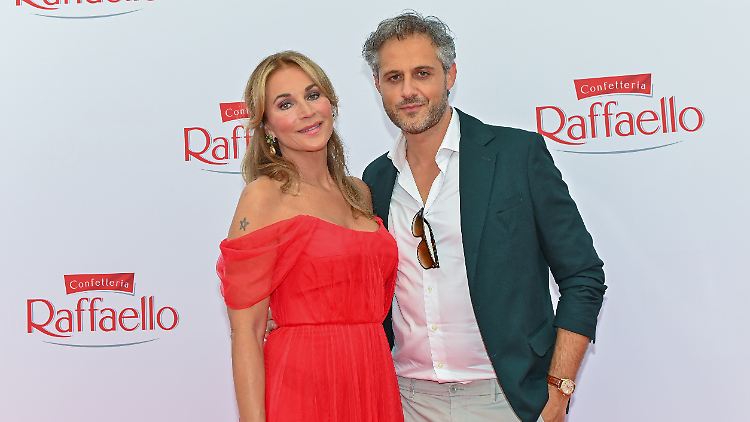 Caroline Beil feiert ihre Scheidung mit Schampus