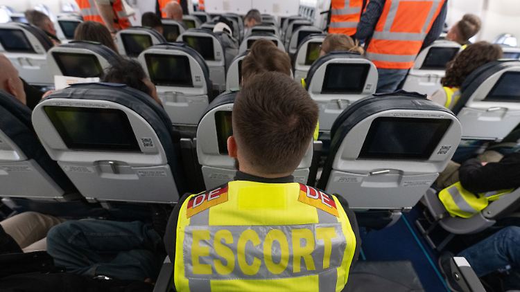 Deutschland schiebt 19 Straftäter nach Pakistan ab