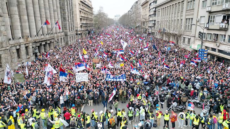 Zehntausende protestieren in Belgrad gegen das Regime