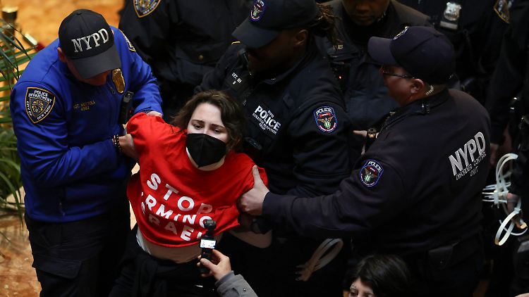Demonstranten stürmen Trump Tower