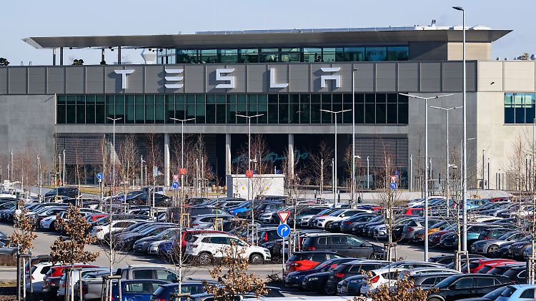 Tesla behält Gehälter kranker Mitarbeiter in Grünheide ein