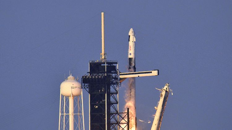 Kapsel für Rückflug gestrandeter Astronauten erreicht ISS