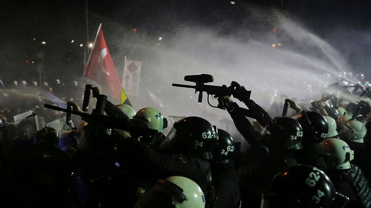 Regierung greift hart durch - mehr als 1000 Festnahmen in Türkei