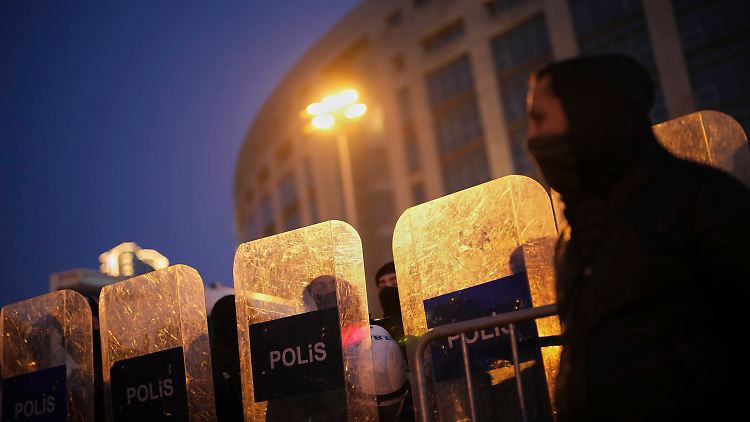 Staatsanwaltschaft fordert Untersuchungshaft für Imamoglu