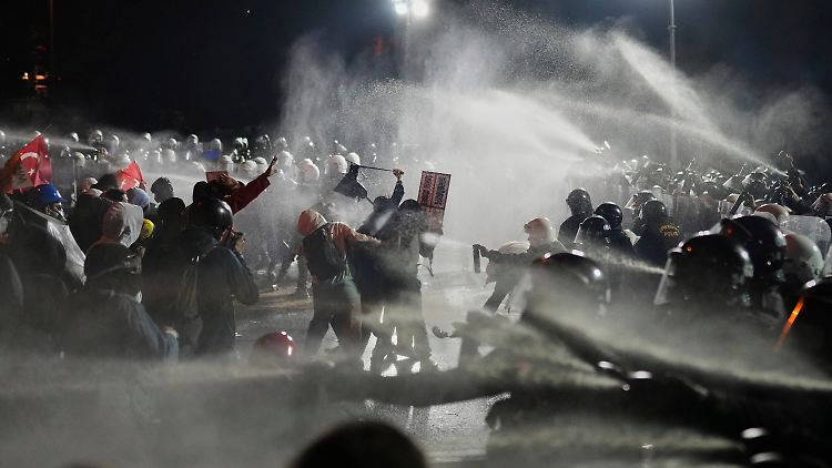 Abertausende protestieren vor Istanbuls Stadtverwaltung