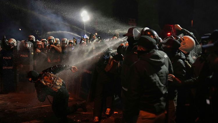 Wut über Erdogan treibt viele Tausende auf die Straßen