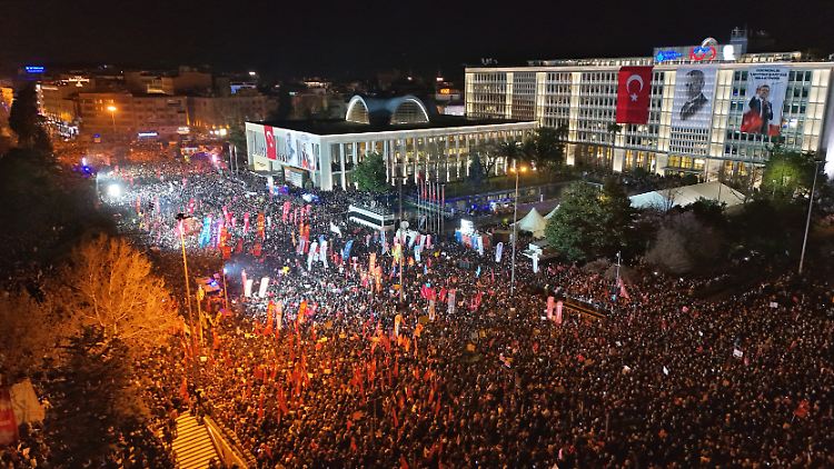 Erdogan warnt - Hunderttausende protestieren dennoch