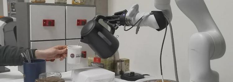 Roboter kocht Kaffee und dekoriert Teller mit Tiermuster