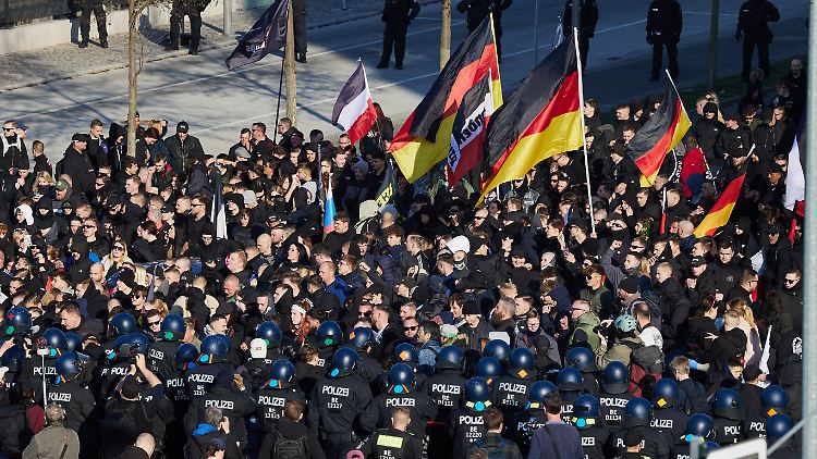 Polizei meldet zahlreiche Festnahmen bei Neonazi-Demo in Berlin