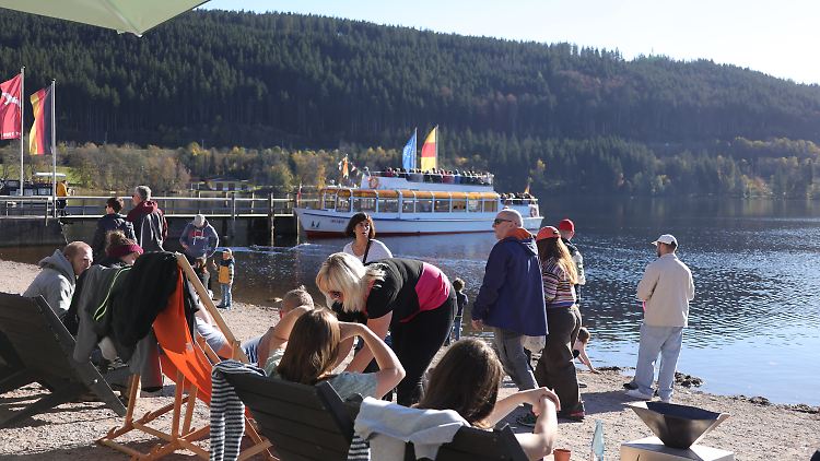 Streichung eines Feiertags könnte bis zu 8,6 Milliarden Euro bringen