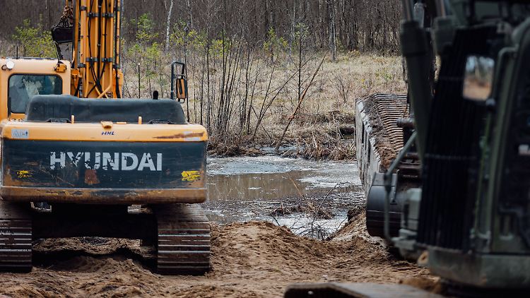 Helfer saugen Schlamm ab, um vermisste US-Soldaten zu finden