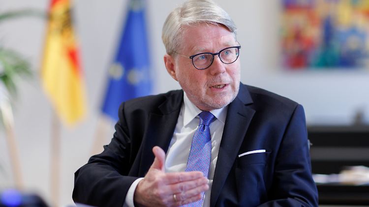 Chef des Migrationsamts stellt individuelles Asylrecht in Frage