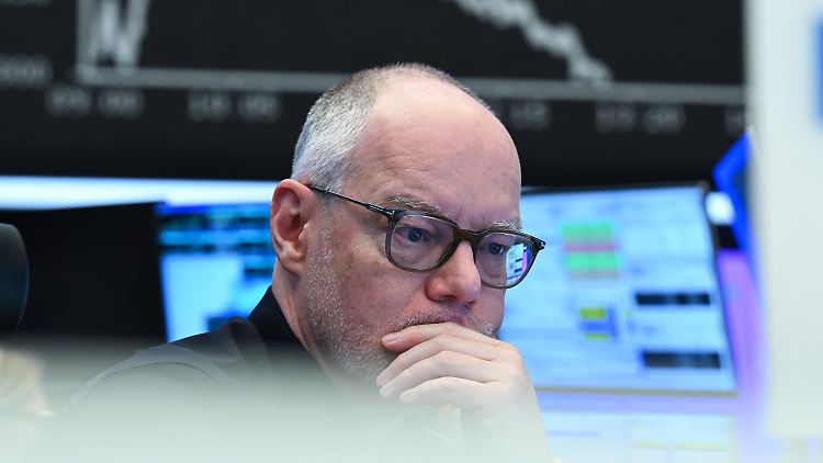 Dax bricht zum Wochenstart um 10 Prozent ein