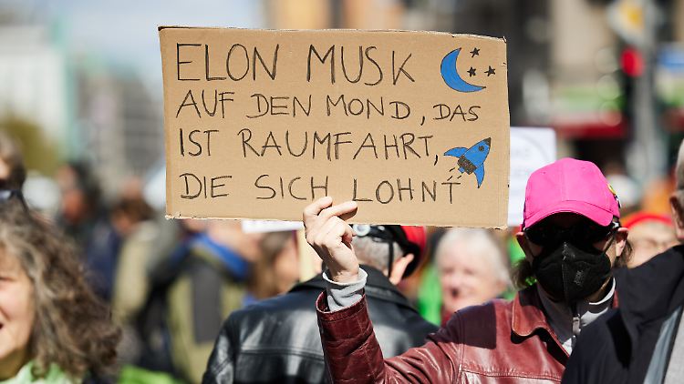 Hunderte demonstrieren in Berlin gegen Elon Musk