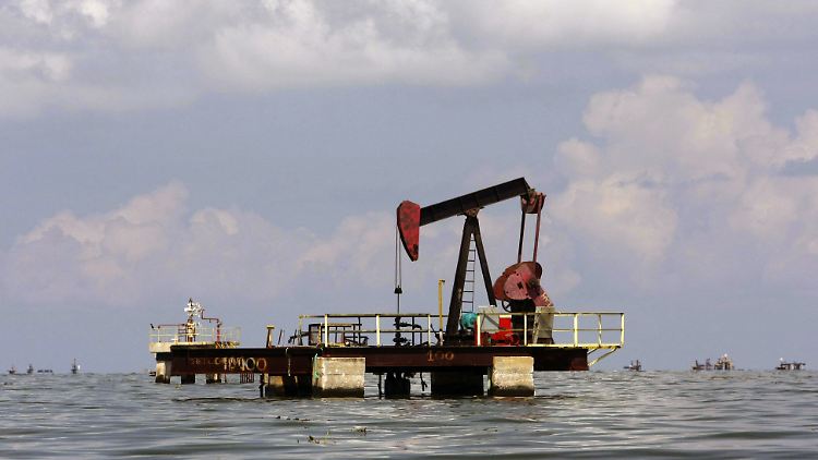 OPEC weitet Förderung kräftig aus - Preise geben nach