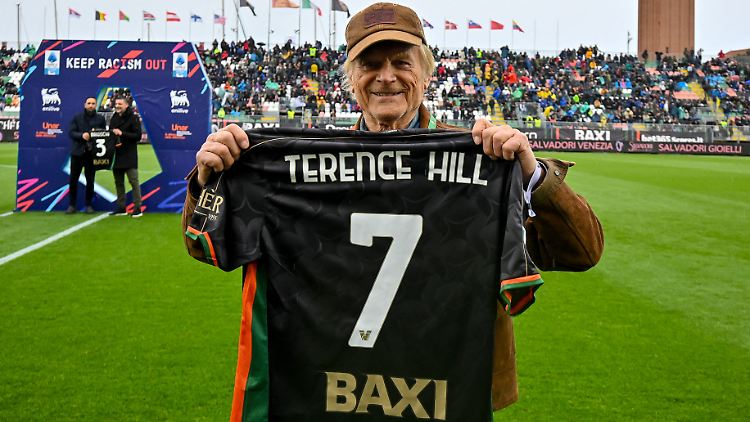 Venezia FC schenkt Terence Hill ein Trikot