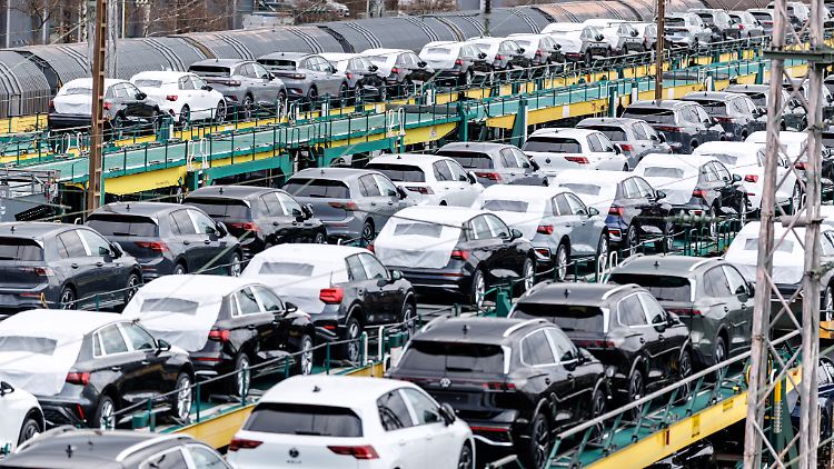 Verkaufszahlen von Neuwagen in Deutschland im Sinkflug