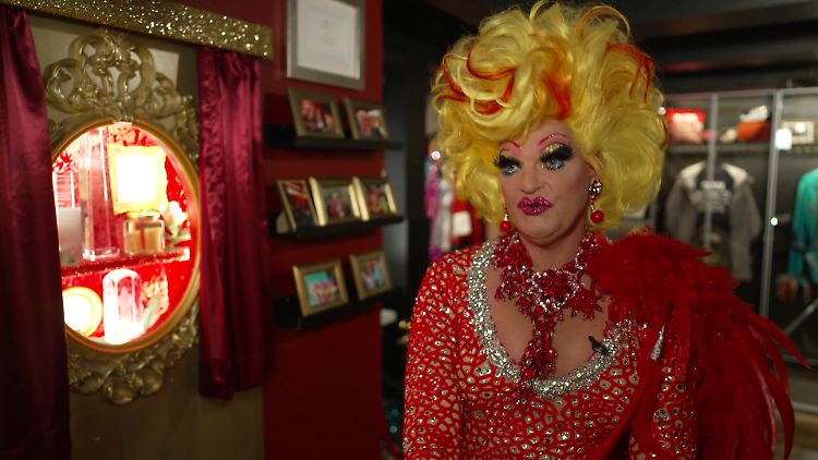 Olivia Jones stellt ihre eigenen Knochen aus