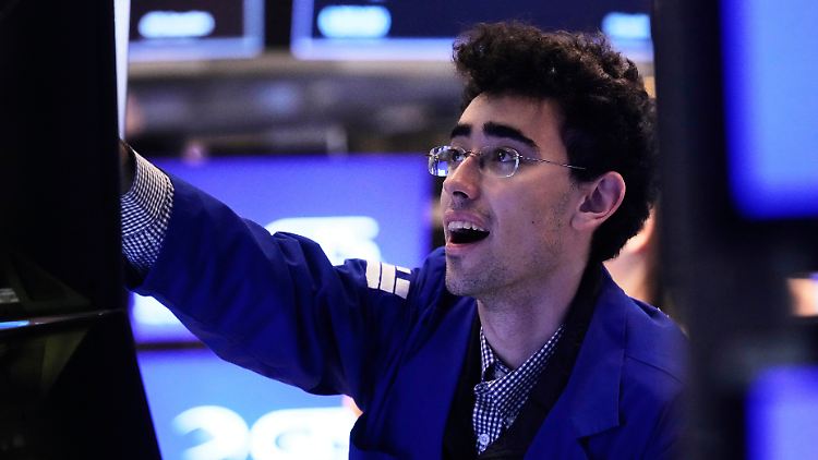 Wall Street schließt nach wilder Woche im Plus