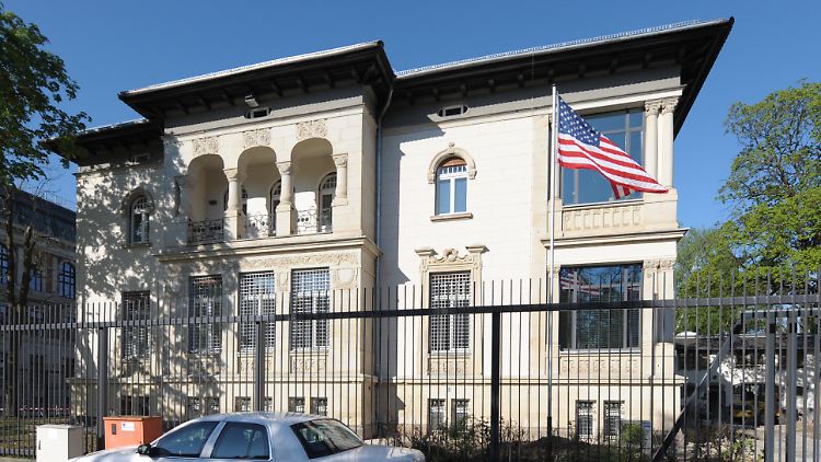 Schließen die USA Konsulate in Deutschland?