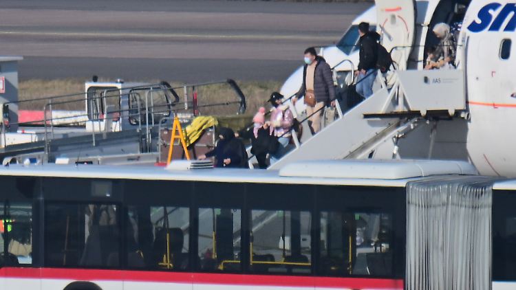 Bundesregierung verteidigt Evakuierungsflüge von Afghanen