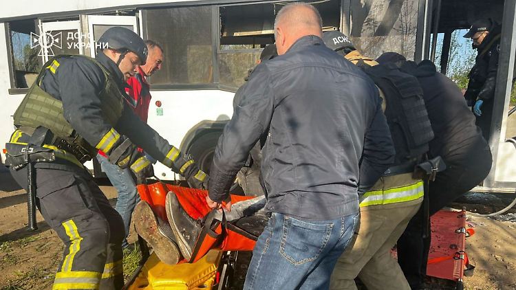 Russische Drohne trifft Bus - neun Menschen getötet