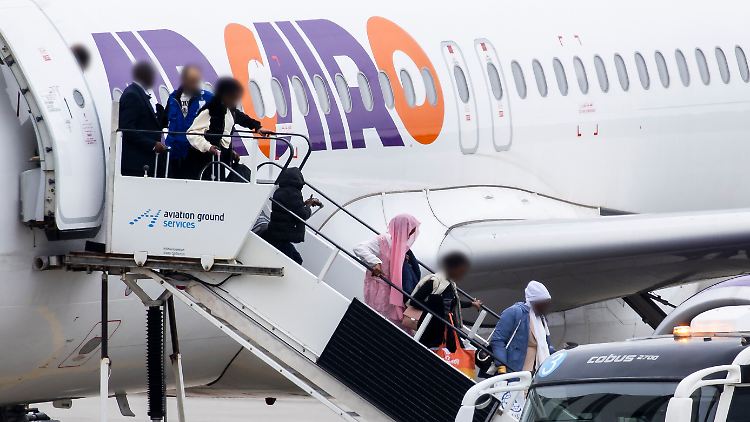 141 Flüchtlinge aus Krisengebieten in Deutschland angekommen