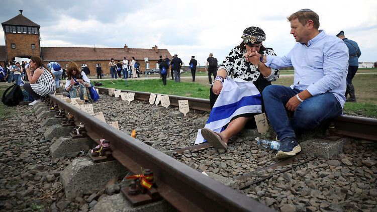 "Marsch der Lebenden" erinnert an Holocaust-Opfer - und Hamas-Geiseln