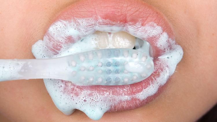 Soll man nach dem Zähneputzen den Mund ausspülen?