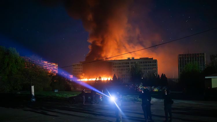 Russen greifen in mehreren Wellen an - Toter und Verletzte