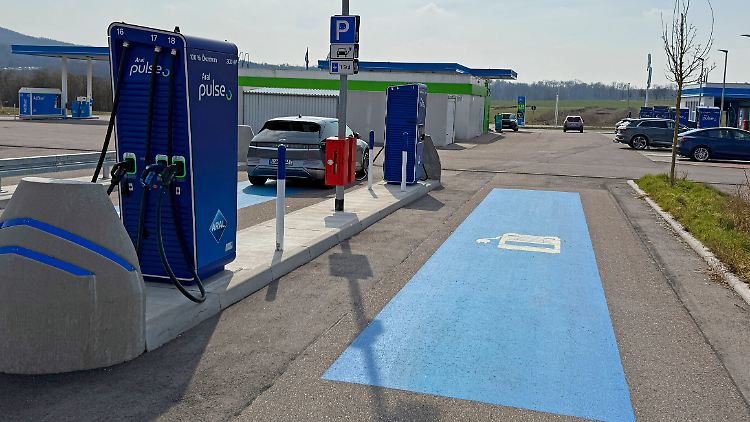 Deutsche E-Autofahrer finden gen&uuml;gend freie Lades&auml;ulen