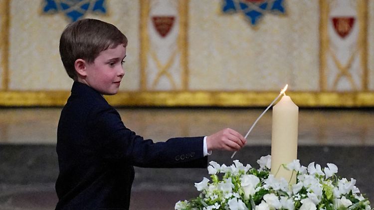 Churchill-Urenkel entzündet Kerze zum Weltkriegsgedenken