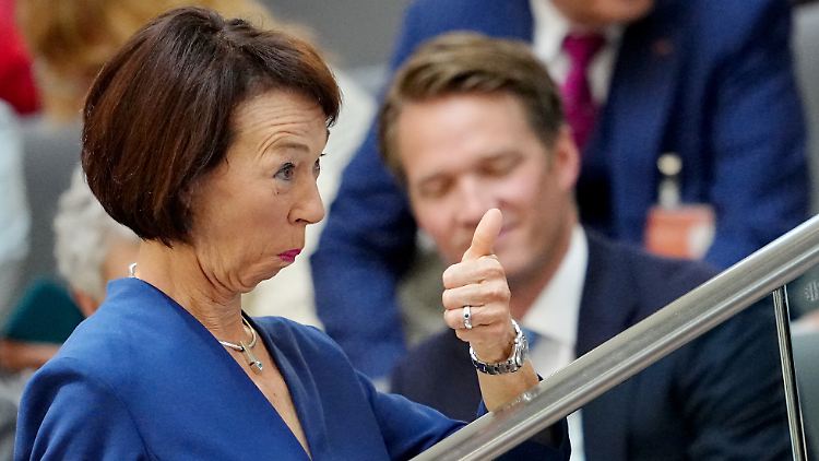 Wer ist Charlotte Merz, die "wie gewohnt" im Sauerland bleibt?