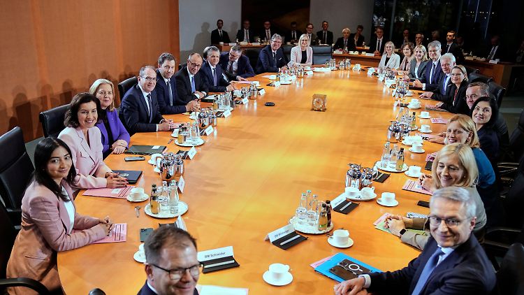 Merz regelt Hierarchie im neuen Kabinett