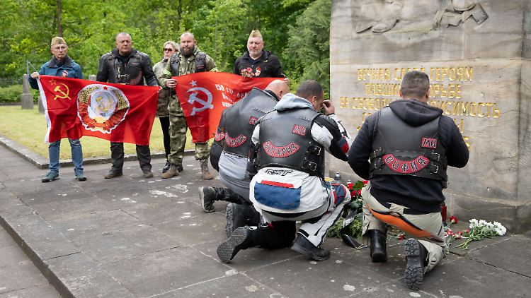 Putins "Nachtwölfe" legen Kränze in Brandenburg nieder