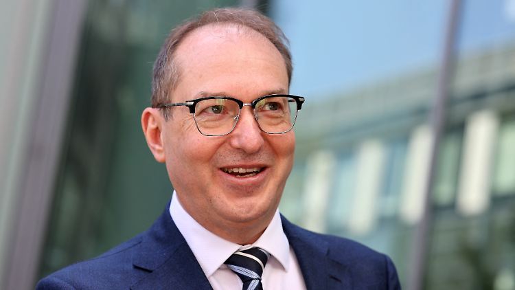 Dobrindt kündigt Zurückweisungen auch von Asylsuchenden an