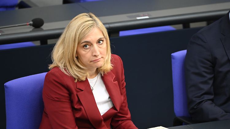 Gesundheitsministerin fordert vom Bund Milliardenspritze