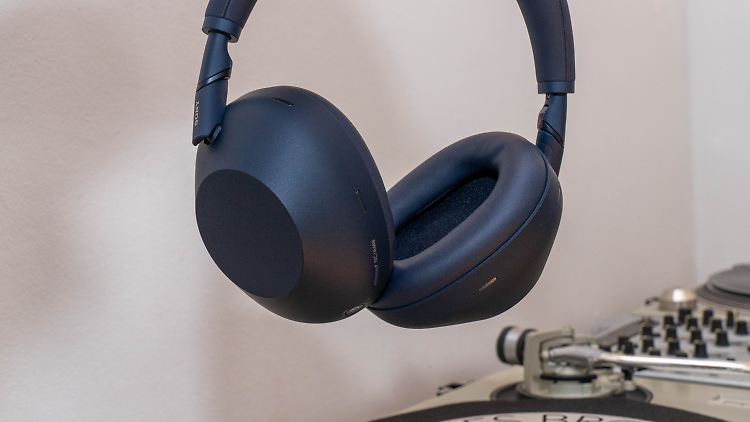 Der Sony WH-1000XM6 ist ein Kopfhörer zum Zunge schnalzen
