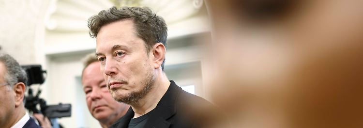 Elon Musk schläft wieder in Konferenz- und Fabrikräumen