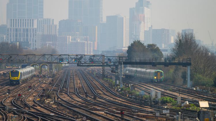Labour holt erste Bahngesellschaft in staatliche Obhut