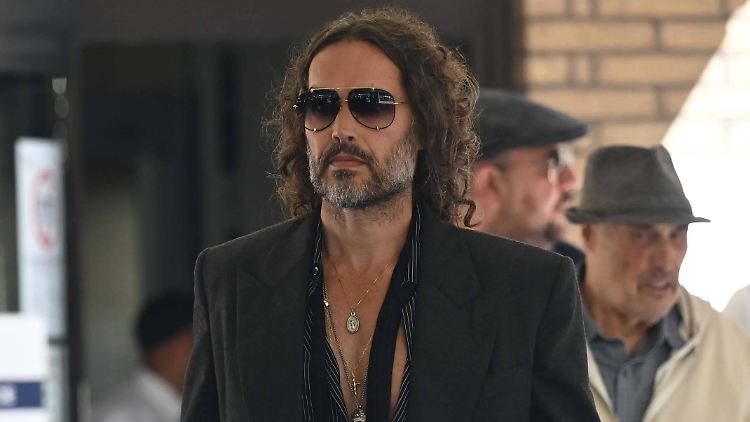 Russell Brand plädiert auf "nicht schuldig"