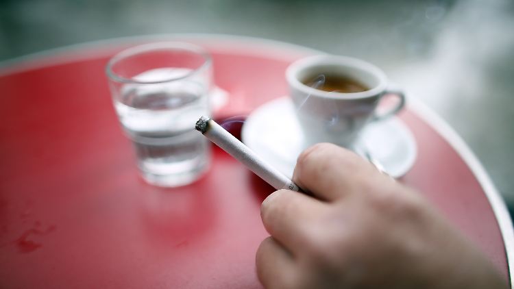 Frankreich führt Rauchverbot an öffentlichen Orten ein