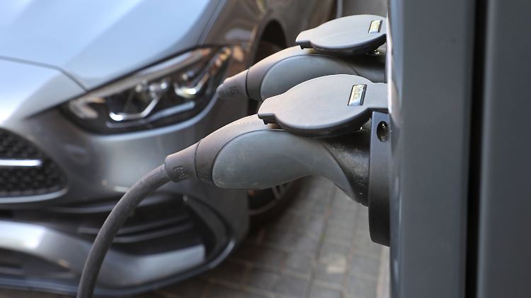 Dudenh&ouml;ffer warnt vor "Zeitbombe" bei E-Dienstwagen-F&ouml;rderung