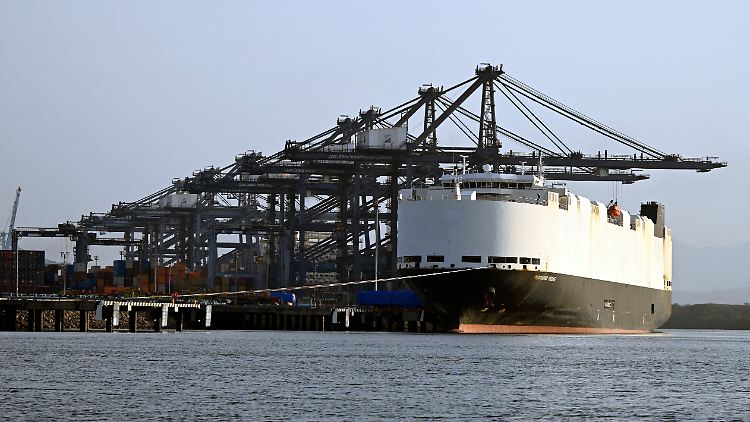 Autofrachter treibt im Pazifik - Brand auf Deck mit E-Autos