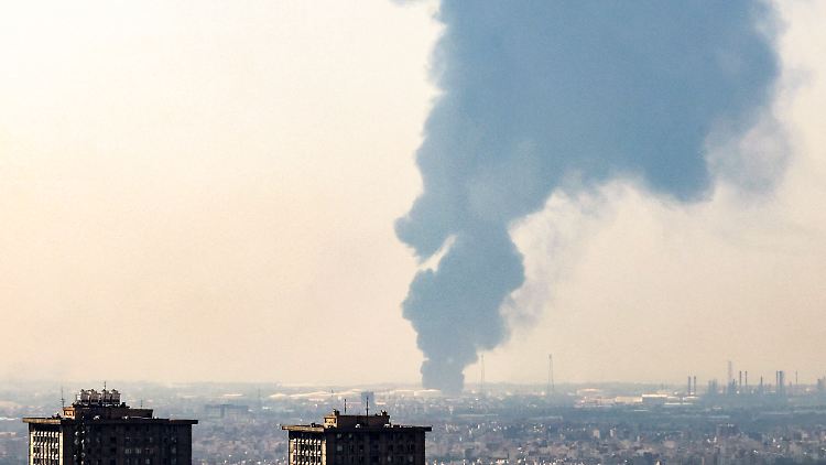 Israel fliegt neue Angriffe - Iraner sollen Militäranlagen verlassen